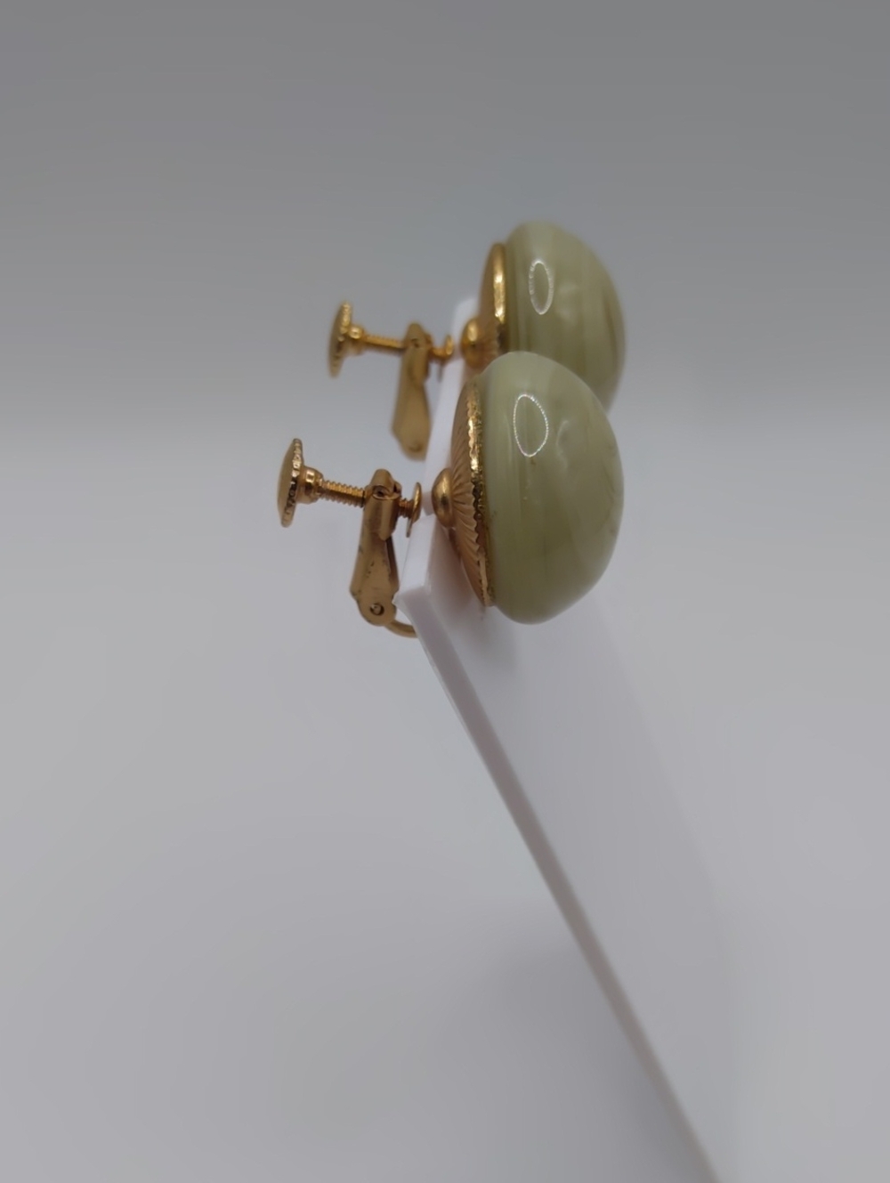 Castlecliff Green Swirl Glass Screwback Earrings Vintage - Picture 4 of 9